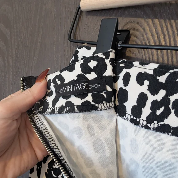 Classy Leopard Print Women's Shorts - Picture 5 of 6